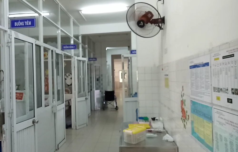 Một phụ nữ bị chém gần lìa bàn tay tại quán game bắn cá