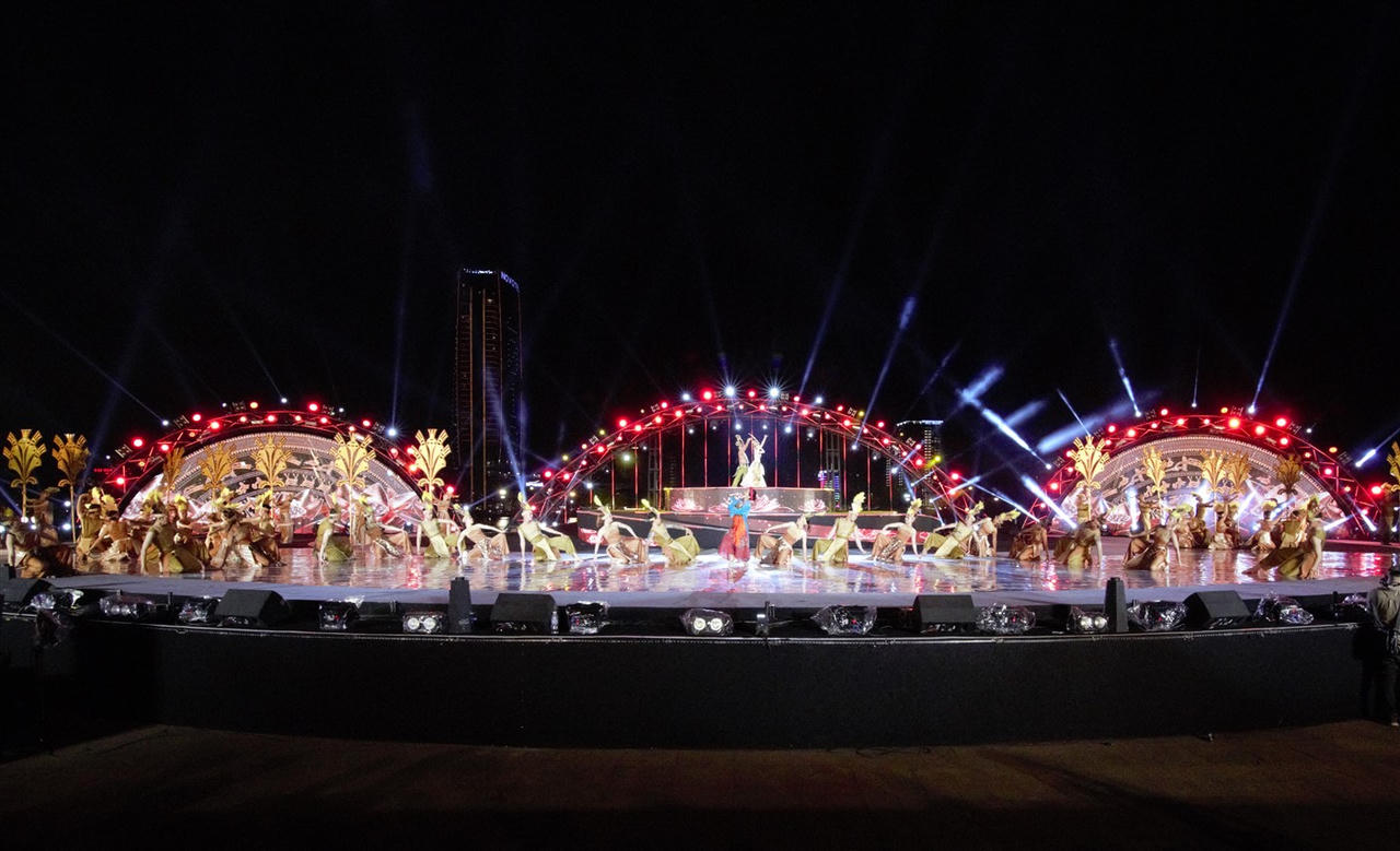 “Huyền thoại những cây cầu” thắp sáng bầu trời Đà Nẵng trong đêm DIFF 2018