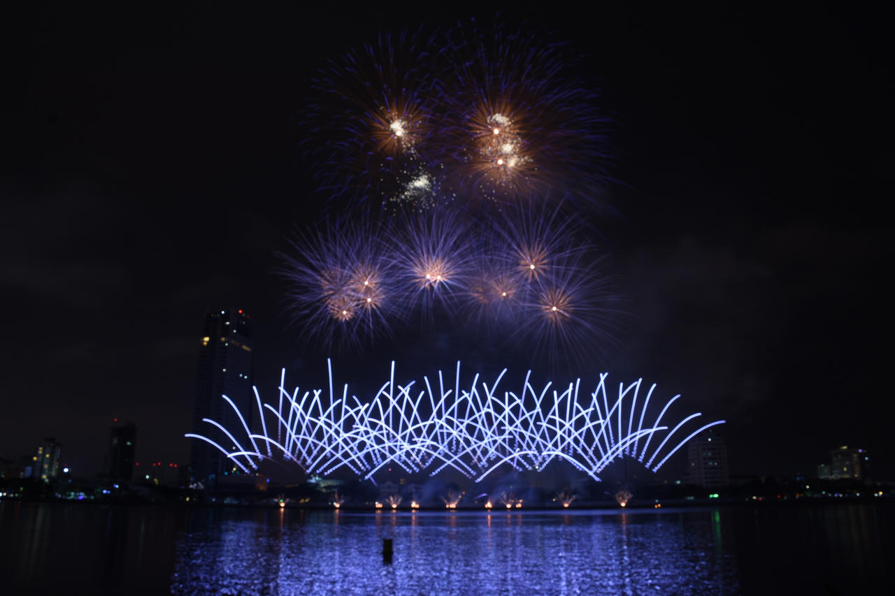 “Huyền thoại những cây cầu” thắp sáng bầu trời Đà Nẵng trong đêm DIFF 2018