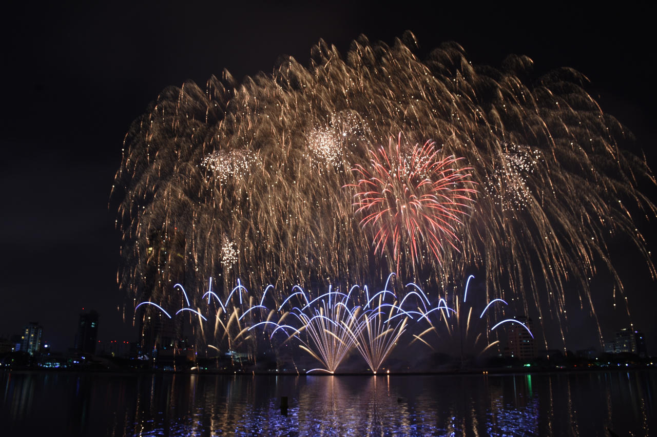 “Huyền thoại những cây cầu” thắp sáng bầu trời Đà Nẵng trong đêm DIFF 2018