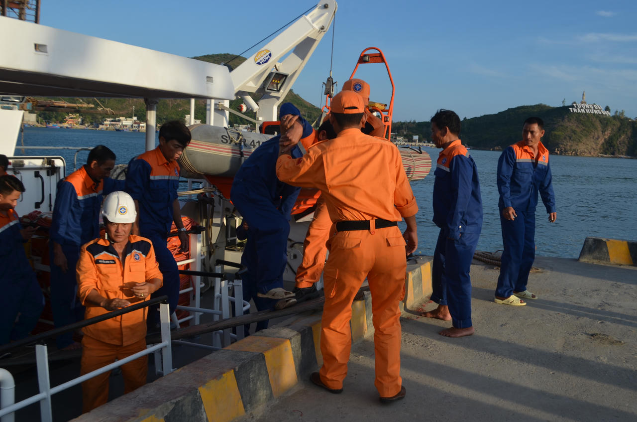 Cứu nạn thành công 49 thuyền viên tàu gặp nạn trên vùng biển Hoàng Sa