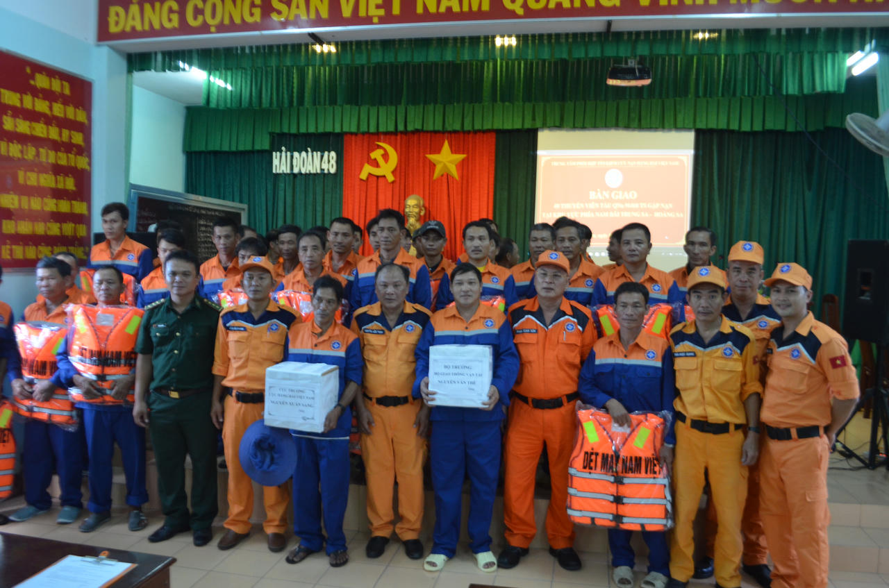 Cứu nạn thành công 49 thuyền viên tàu gặp nạn trên vùng biển Hoàng Sa