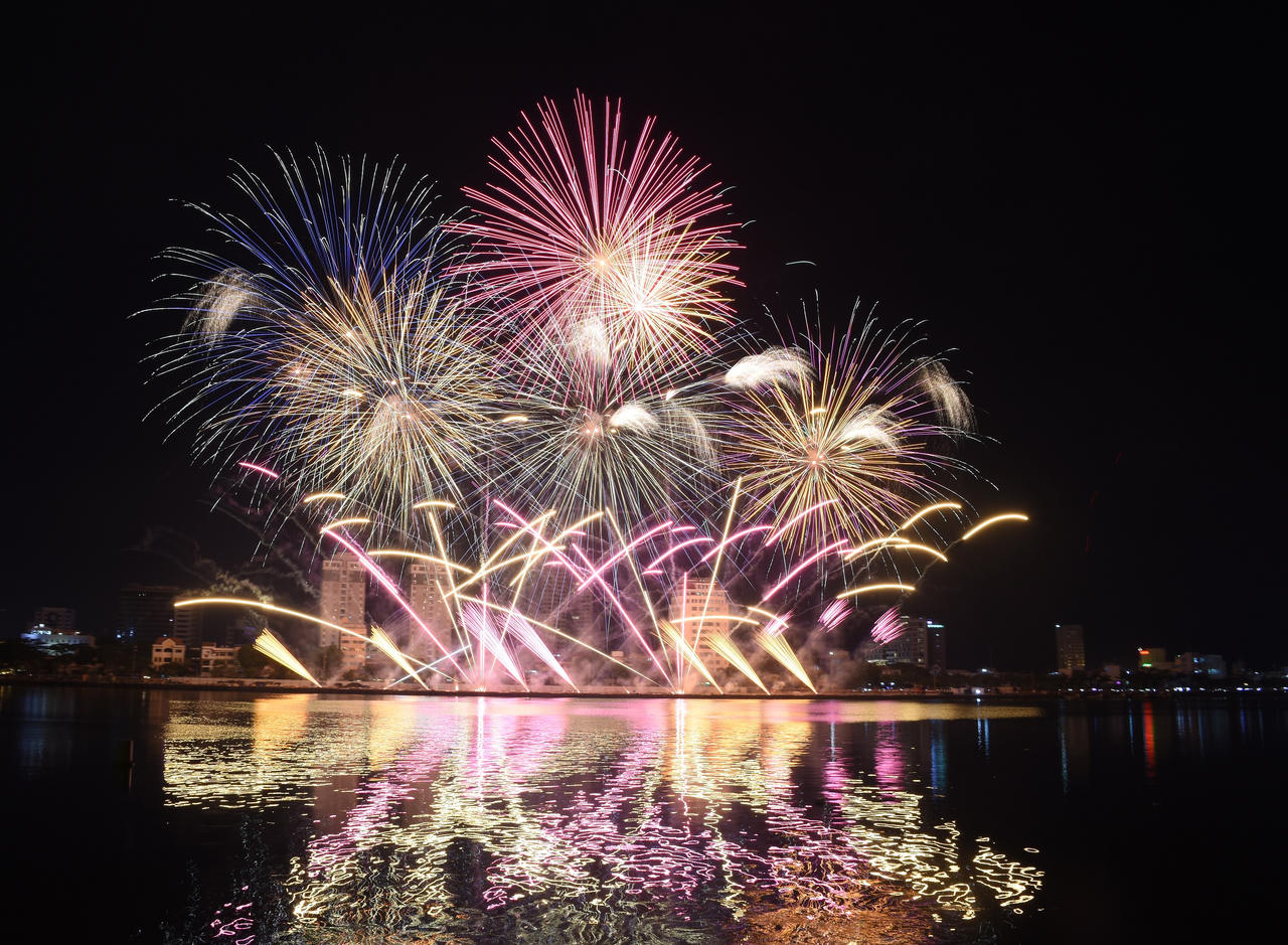 Pháp và Mỹ 'vẽ nhịp cầu thời gian' bằng pháo hoa và âm nhạc trên bầu trời Đà Nẵng