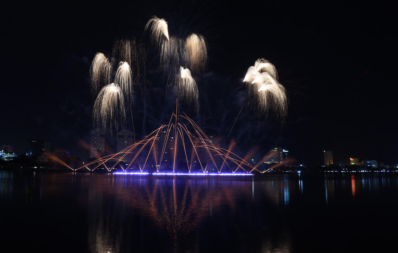 Pháp và Mỹ 'vẽ nhịp cầu thời gian' bằng pháo hoa và âm nhạc trên bầu trời Đà Nẵng