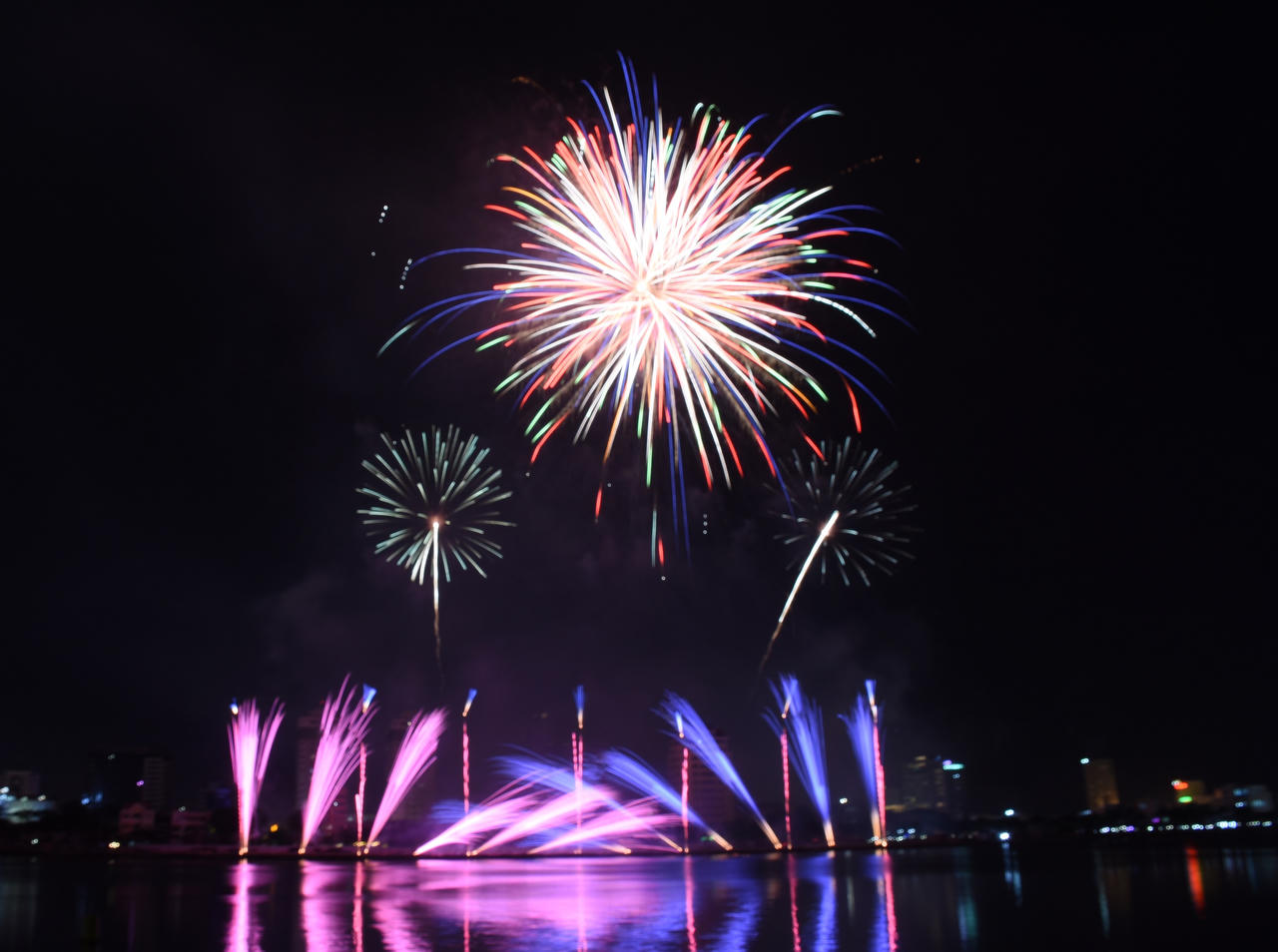 Pháp và Mỹ 'vẽ nhịp cầu thời gian' bằng pháo hoa và âm nhạc trên bầu trời Đà Nẵng