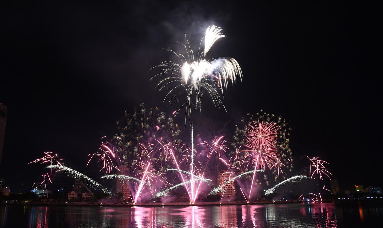 Pháp và Mỹ 'vẽ nhịp cầu thời gian' bằng pháo hoa và âm nhạc trên bầu trời Đà Nẵng