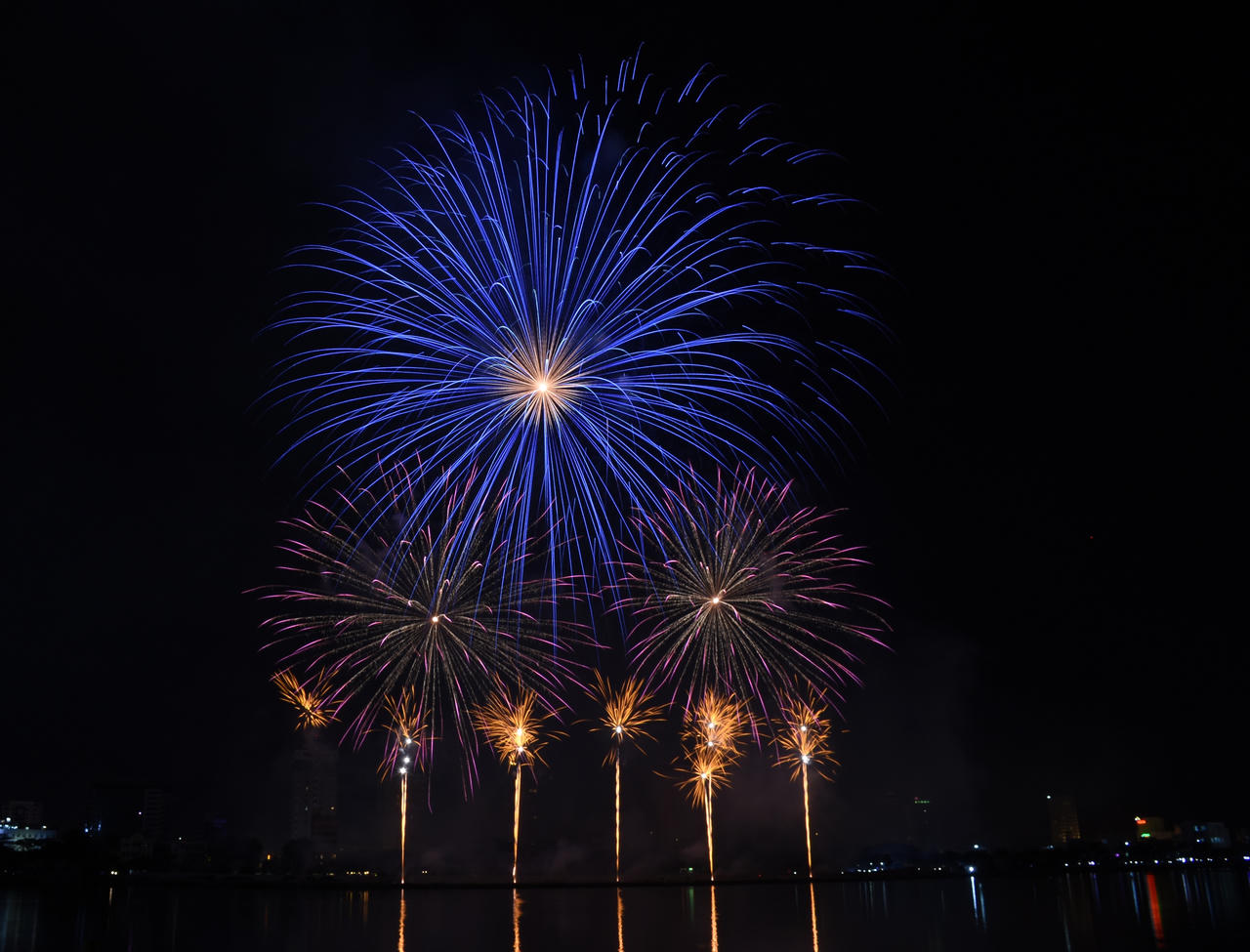 Pháp và Mỹ 'vẽ nhịp cầu thời gian' bằng pháo hoa và âm nhạc trên bầu trời Đà Nẵng