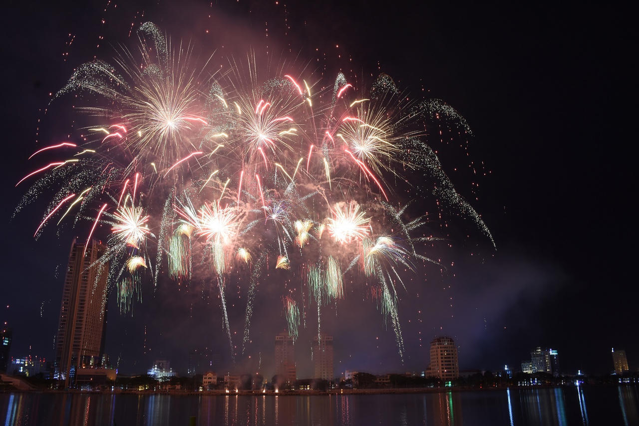 Pháp và Mỹ 'vẽ nhịp cầu thời gian' bằng pháo hoa và âm nhạc trên bầu trời Đà Nẵng