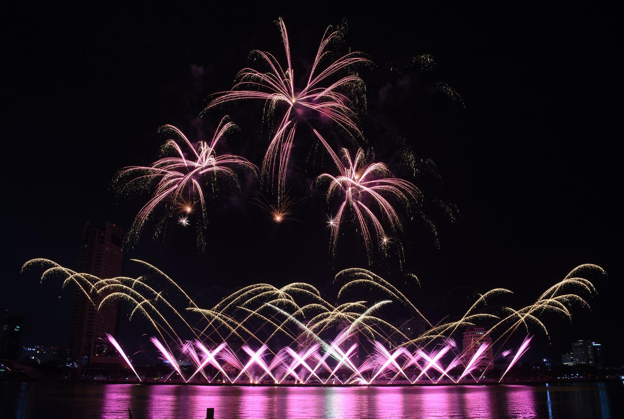 Pháp và Mỹ 'vẽ nhịp cầu thời gian' bằng pháo hoa và âm nhạc trên bầu trời Đà Nẵng