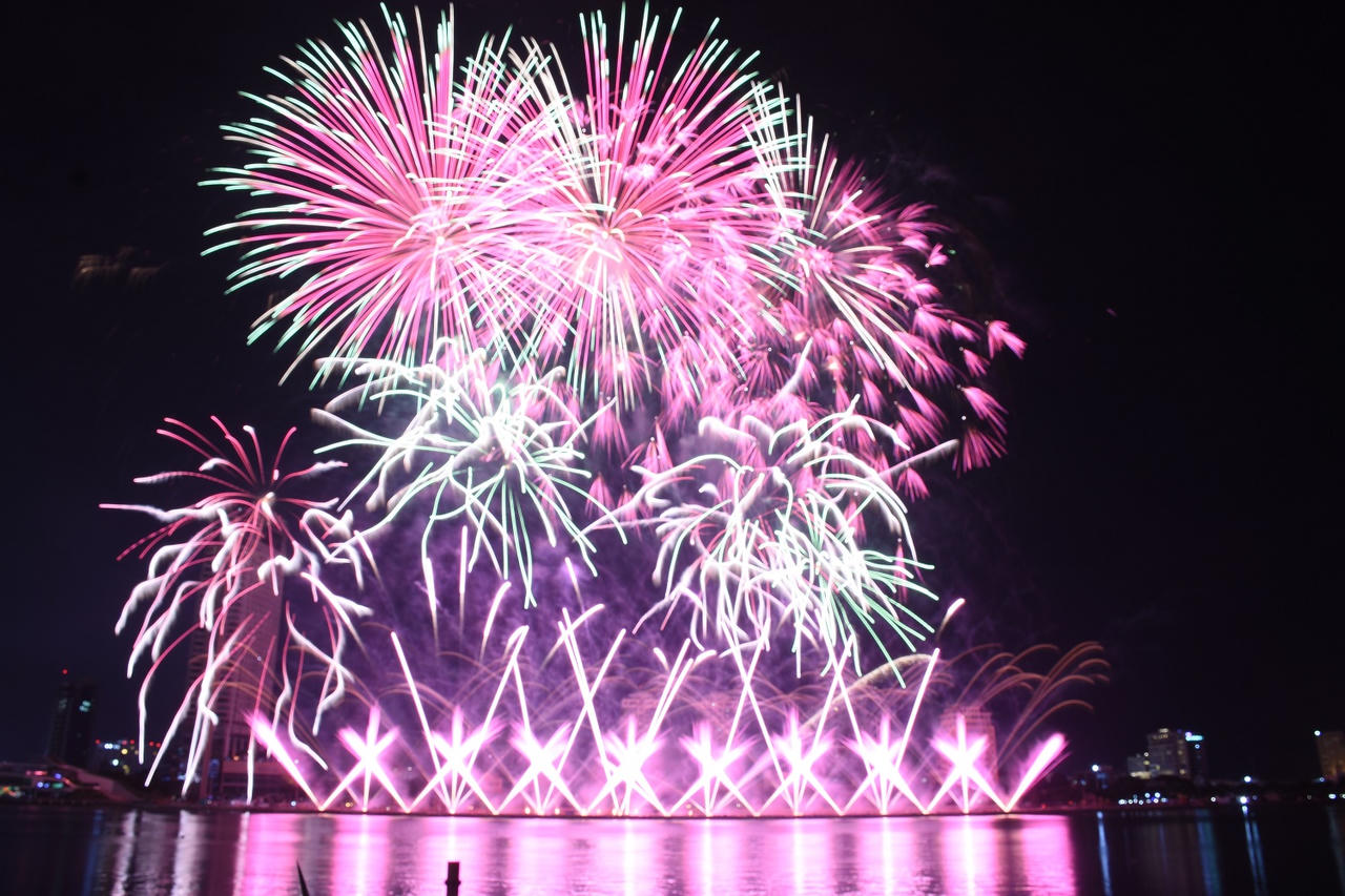 Pháp và Mỹ 'vẽ nhịp cầu thời gian' bằng pháo hoa và âm nhạc trên bầu trời Đà Nẵng