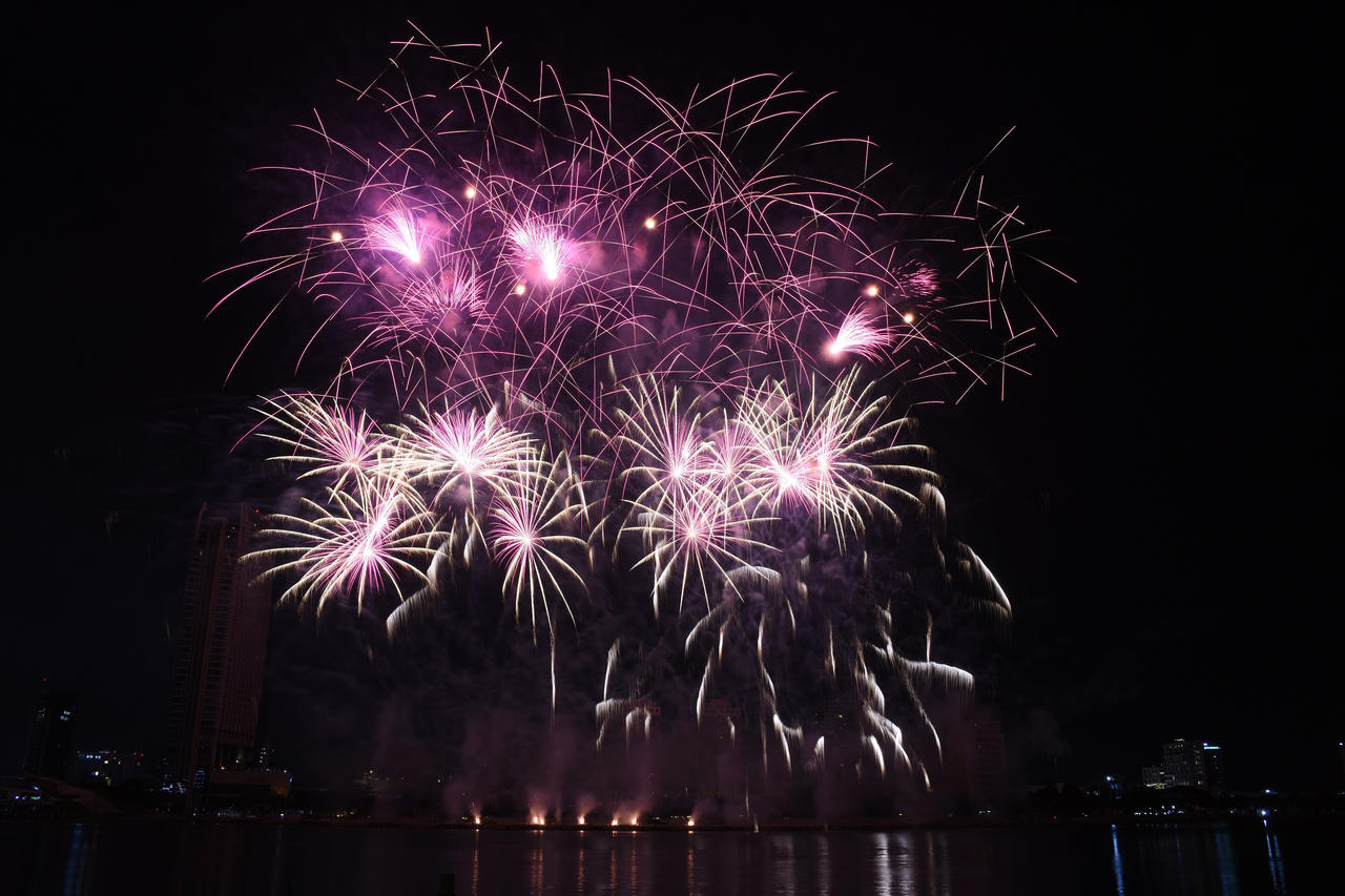 Pháp và Mỹ 'vẽ nhịp cầu thời gian' bằng pháo hoa và âm nhạc trên bầu trời Đà Nẵng