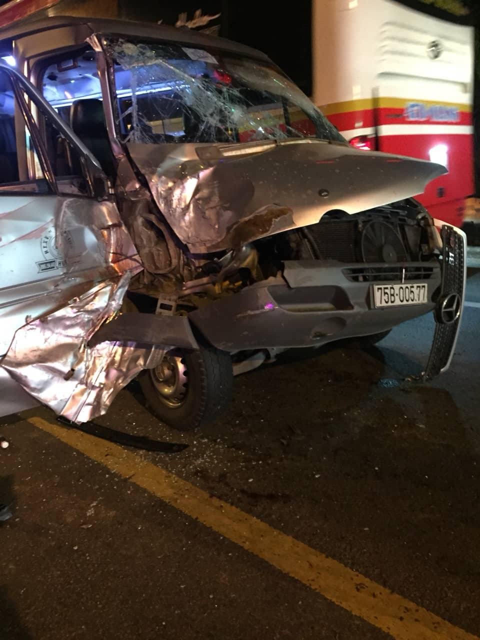 Va chạm xe khách tại đường dẫn hầm Hải Vân, nhiều người bị thương 