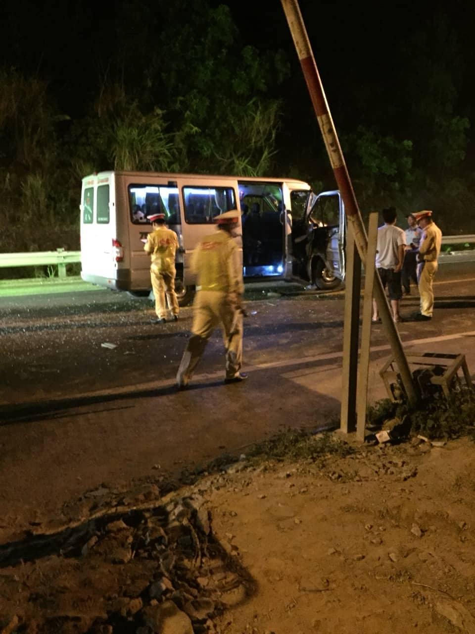 Va chạm xe khách tại đường dẫn hầm Hải Vân, nhiều người bị thương 