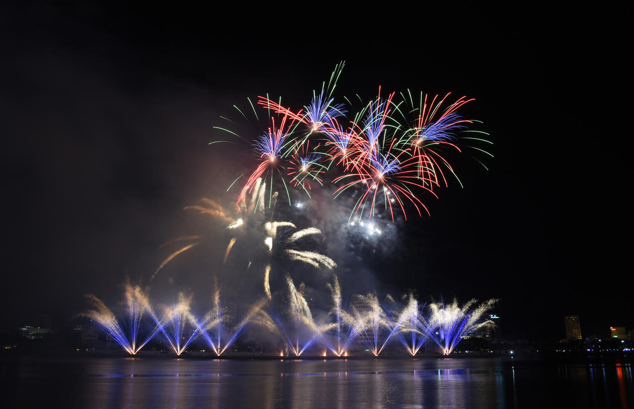 Mãn nhãn với màn tiệc pháo hoa sắc màu hạnh phúc