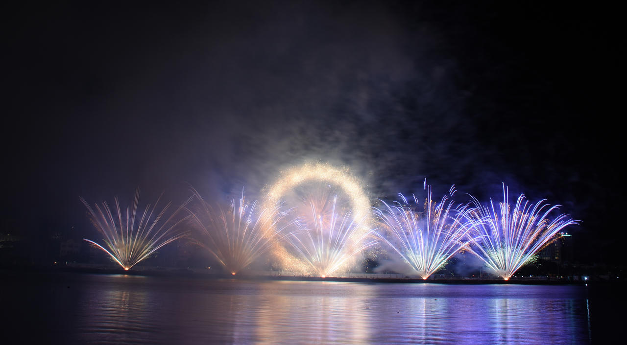 Mãn nhãn với màn tiệc pháo hoa sắc màu hạnh phúc