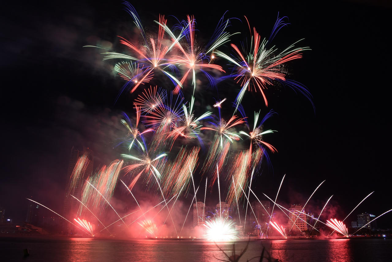 Mãn nhãn với màn tiệc pháo hoa sắc màu hạnh phúc