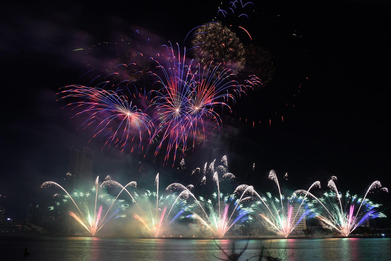 Mãn nhãn với màn tiệc pháo hoa sắc màu hạnh phúc