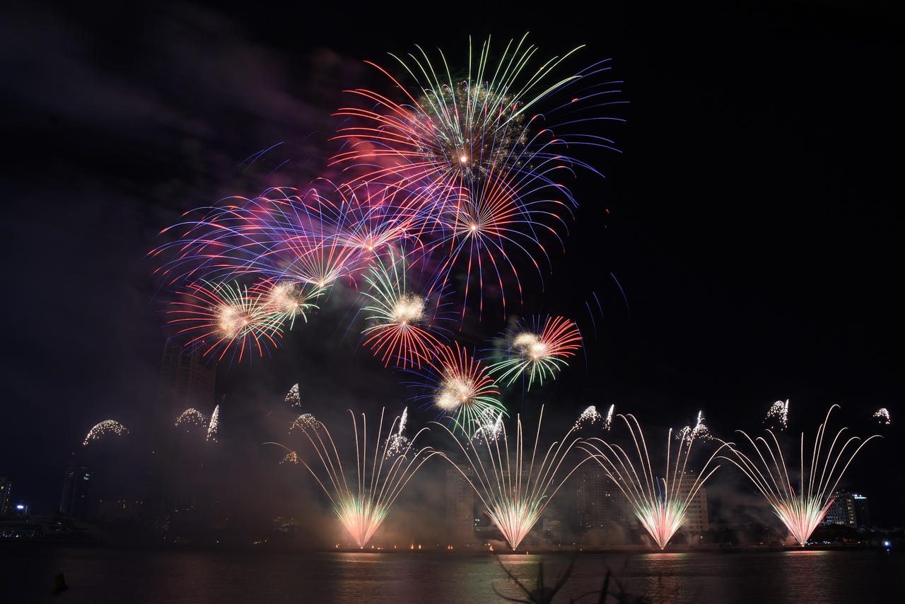 Mãn nhãn với màn tiệc pháo hoa sắc màu hạnh phúc