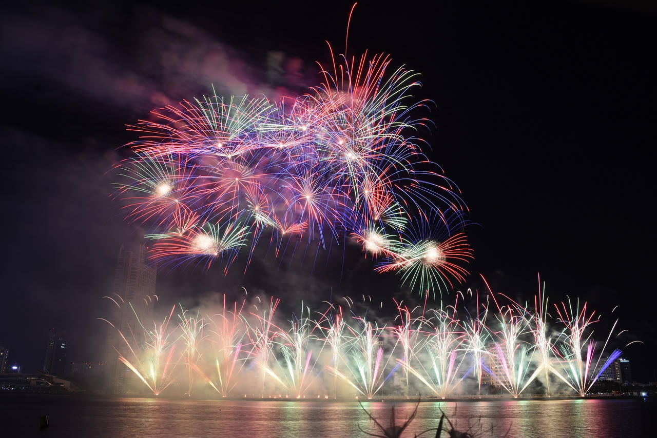 Mãn nhãn với màn tiệc pháo hoa sắc màu hạnh phúc