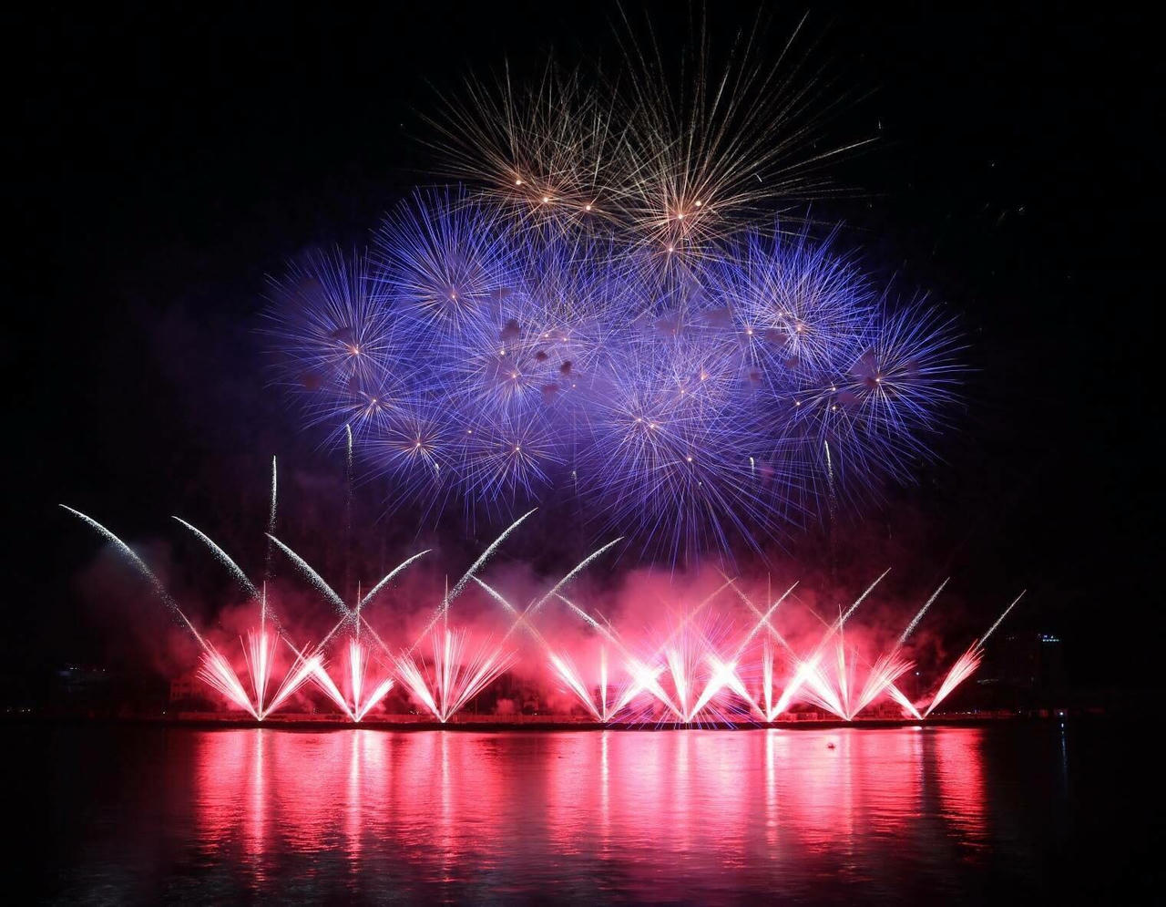 Mãn nhãn với màn tiệc pháo hoa sắc màu hạnh phúc