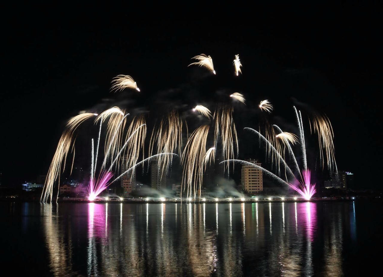 Mãn nhãn với màn tiệc pháo hoa sắc màu hạnh phúc