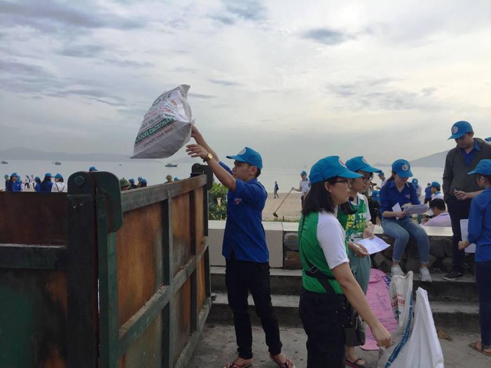 Đà Nẵng: Ra quân làm sạch bãi biển nâng cao nhận thức và thói quen của người dân