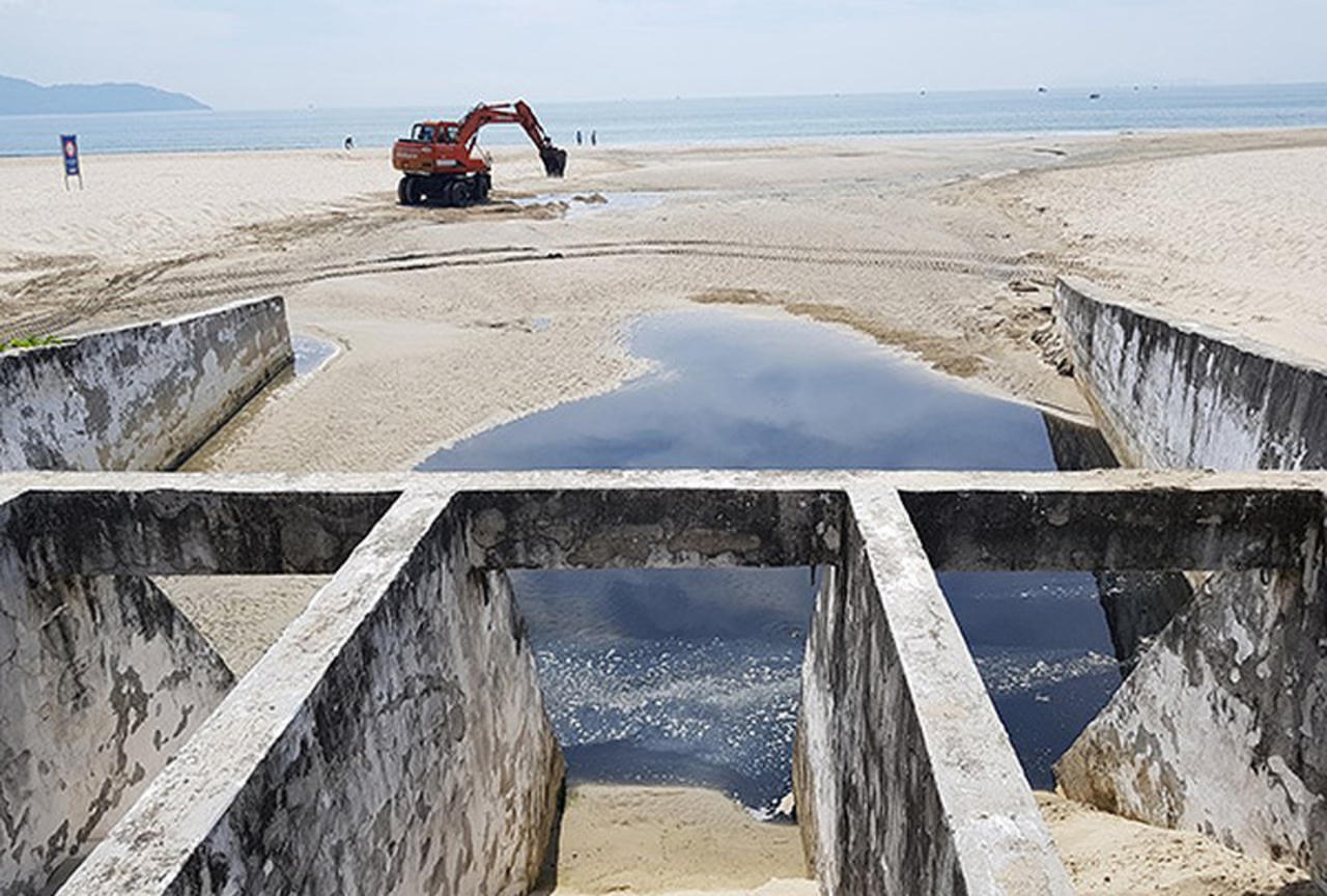 Xác định thủ phạm xả thải đen ngòm ra biển Đà Nẵng