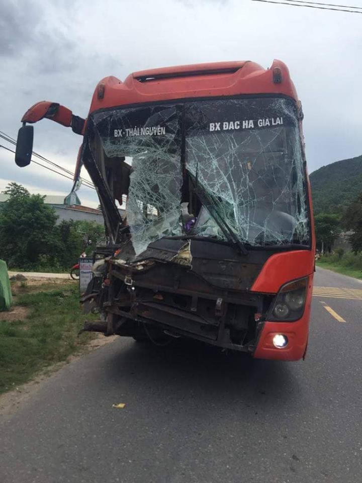  Xe giường nằm va chạm liên hoàn, đẩy xe tải tông mái hiên nhà dân