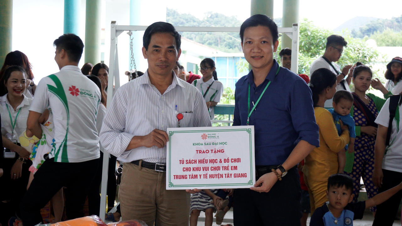 Tủ sách hiếu học dành tặng trẻ nghèo Quảng Nam