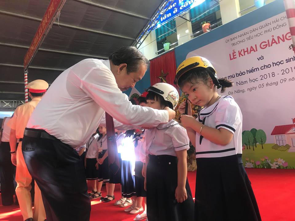  Tưng bừng ngày hội khai trường tại miền Trung