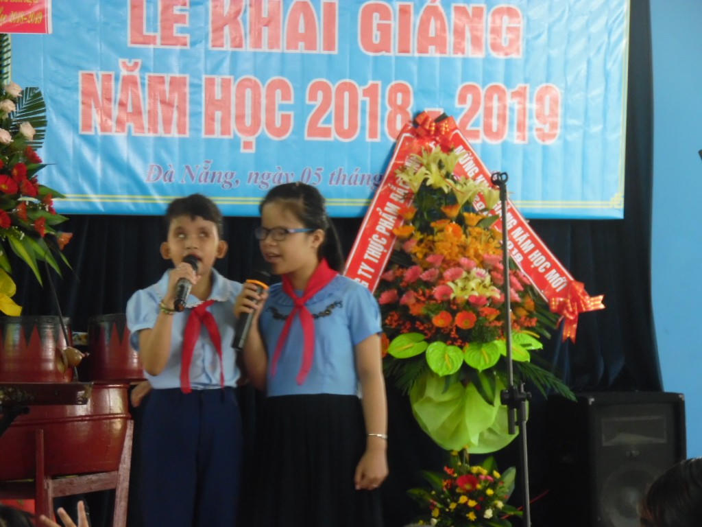  Tưng bừng ngày hội khai trường tại miền Trung