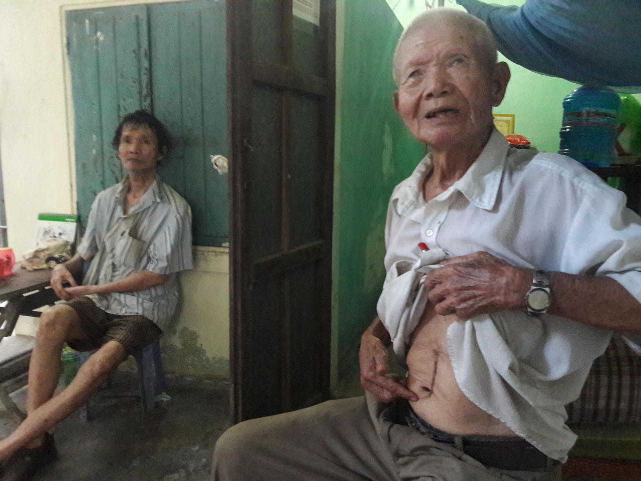 Tận mắt gia cảnh cụ già “chờ mua thức ăn rẻ mỗi tối” để nuôi 2 con bệnh tật