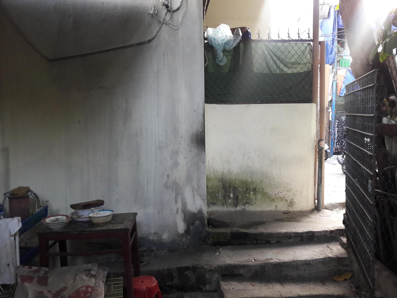 Tận mắt gia cảnh cụ già “chờ mua thức ăn rẻ mỗi tối” để nuôi 2 con bệnh tật