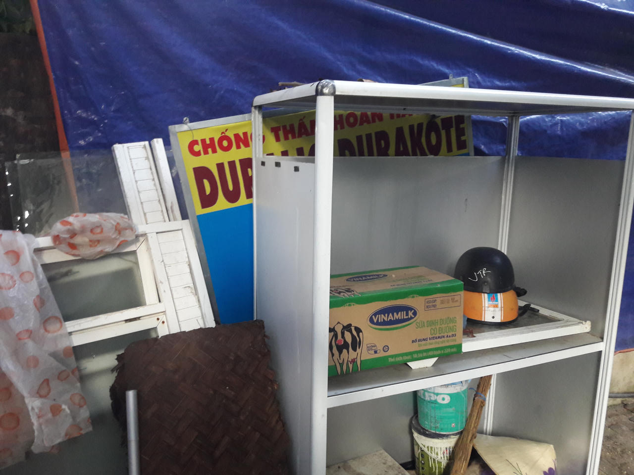 Tận mắt gia cảnh cụ già “chờ mua thức ăn rẻ mỗi tối” để nuôi 2 con bệnh tật