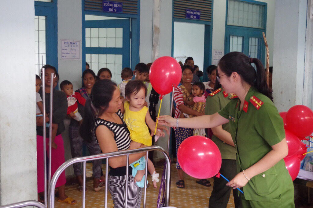 Công an Kon Tum tặng quà trung thu cho bệnh nhi 