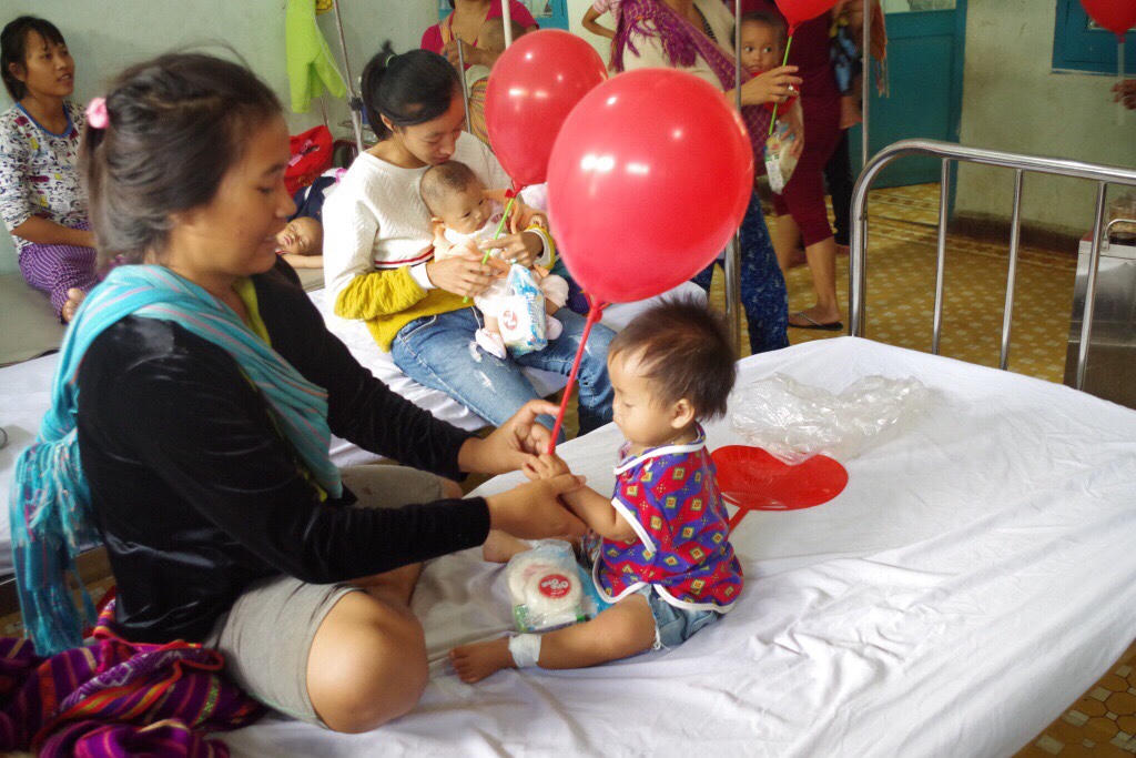 Công an Kon Tum tặng quà trung thu cho bệnh nhi 