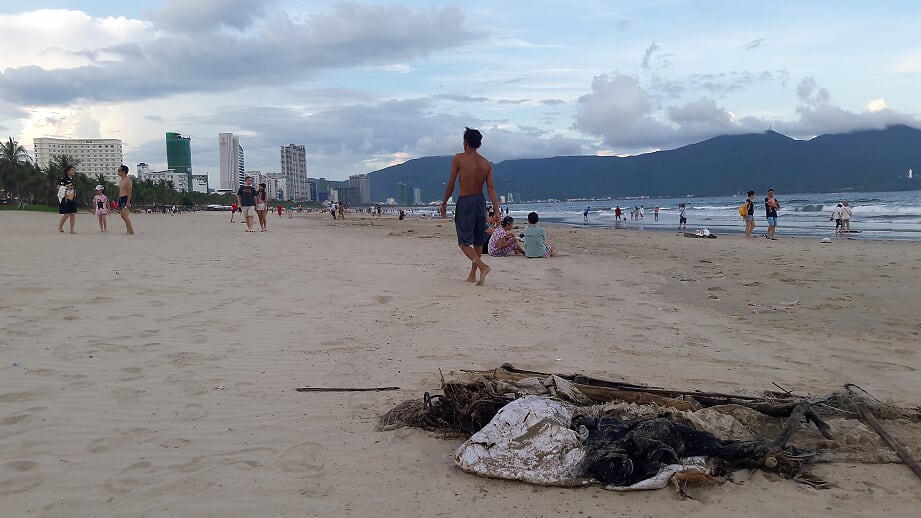 Cận cảnh rác thải táp đầy bãi biển Đà Nẵng