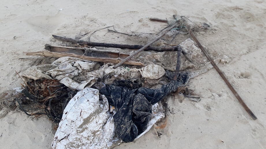 Cận cảnh rác thải táp đầy bãi biển Đà Nẵng