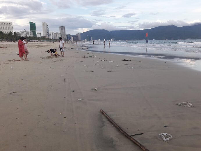 Cận cảnh rác thải táp đầy bãi biển Đà Nẵng