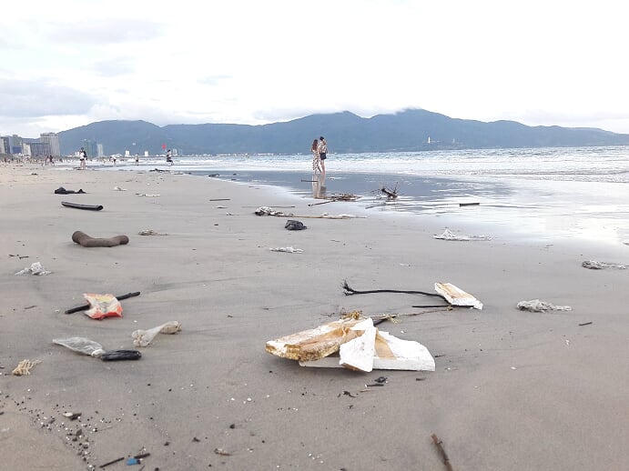 Cận cảnh rác thải táp đầy bãi biển Đà Nẵng