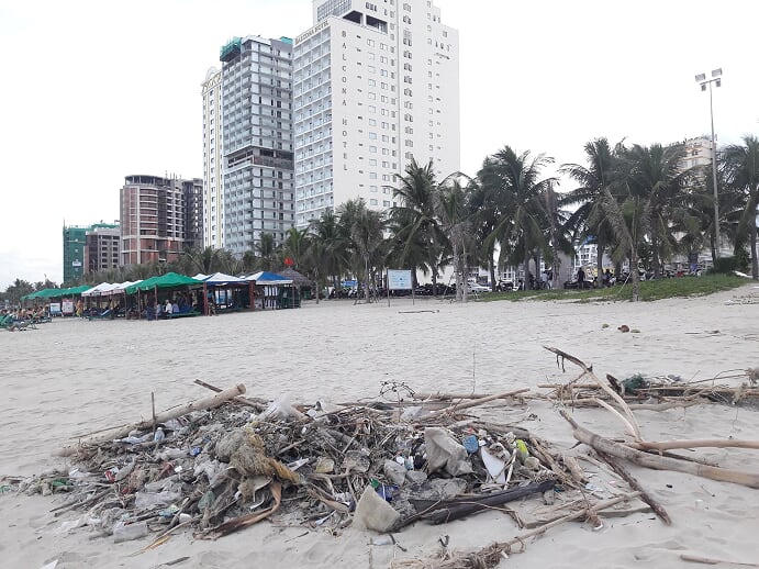 Cận cảnh rác thải táp đầy bãi biển Đà Nẵng