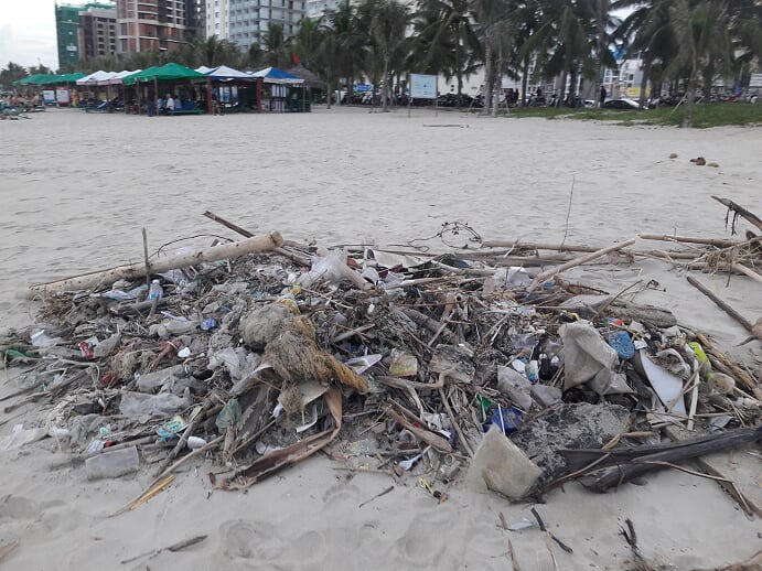 Cận cảnh rác thải táp đầy bãi biển Đà Nẵng