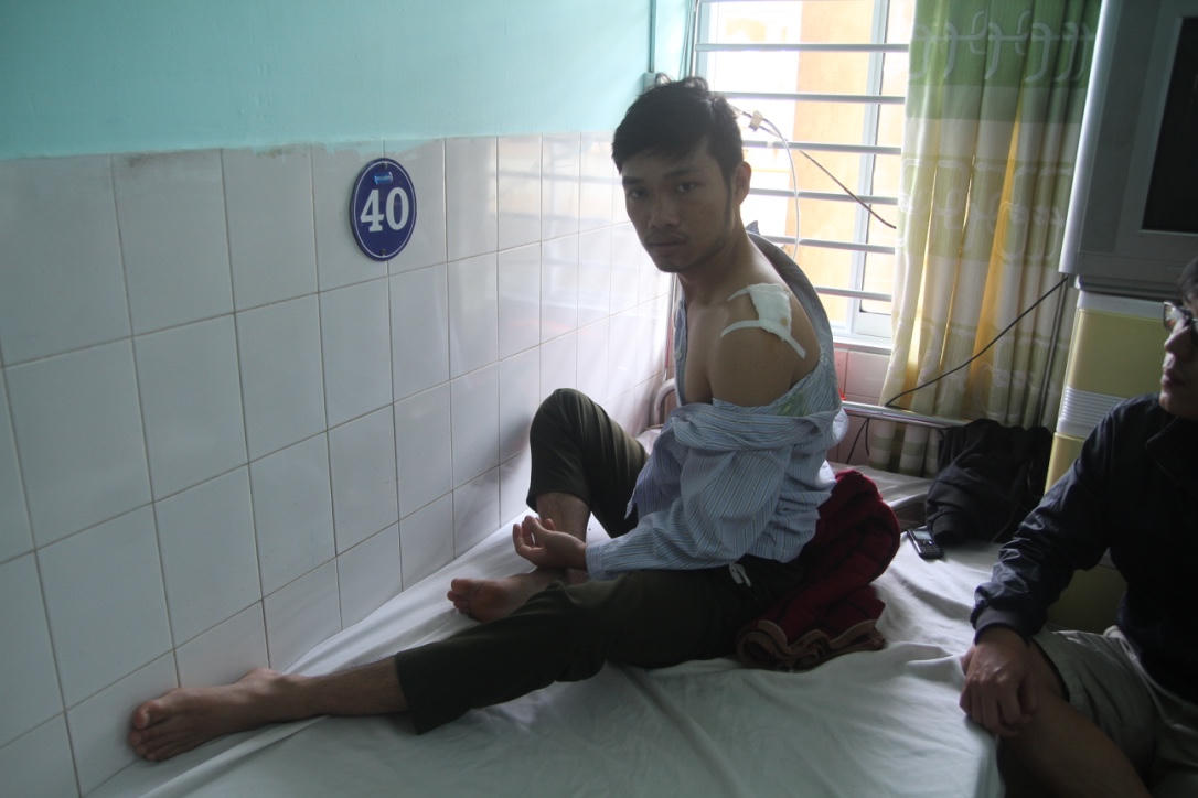 Bị chặn xe kiểm tra, đối tượng dùng dao chém 4 chiến sĩ Công an bị thương