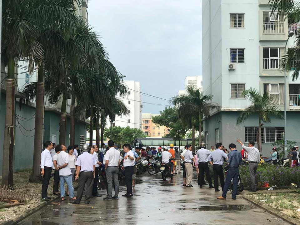 Náo loạn chung cư 12 tầng vì lửa, 1 căn hộ bị thiêu rụi