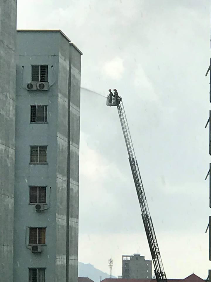 Náo loạn chung cư 12 tầng vì lửa, 1 căn hộ bị thiêu rụi