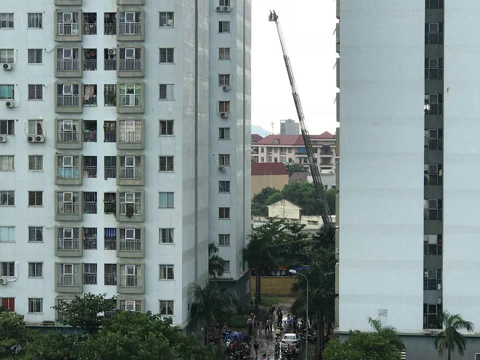 Náo loạn chung cư 12 tầng vì lửa, 1 căn hộ bị thiêu rụi