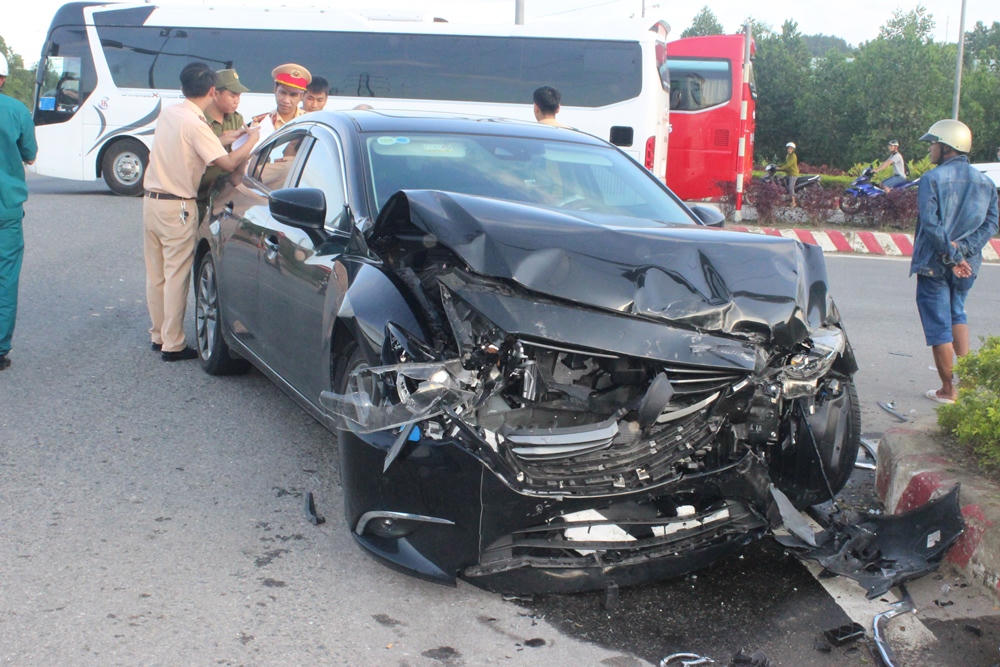 Xe cứu thương chở bệnh nhân về quê bị tai nạn, 5 người trọng thương