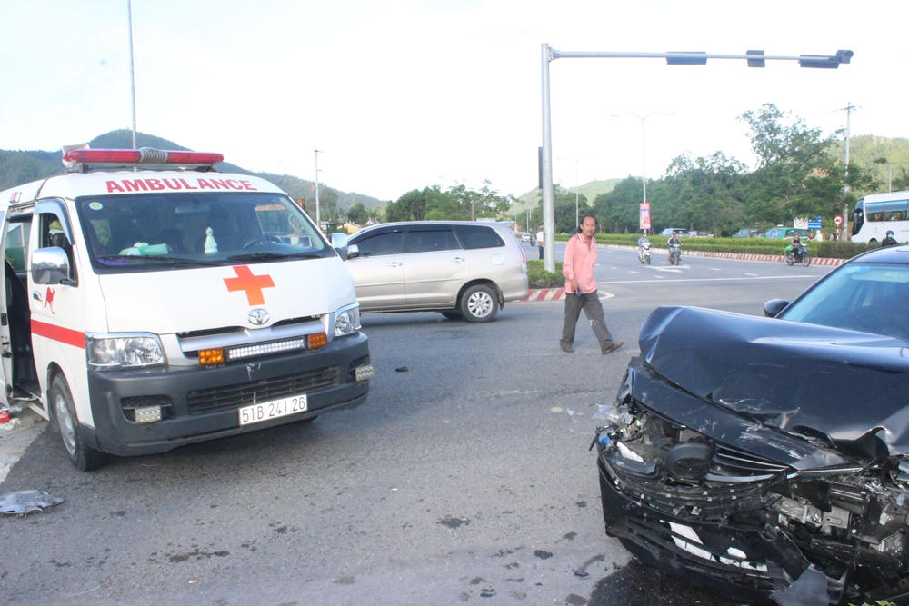 Xe cứu thương chở bệnh nhân về quê bị tai nạn, 5 người trọng thương