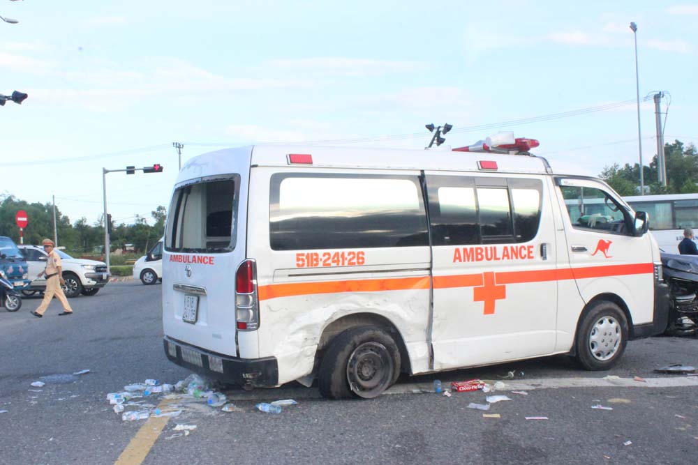 Xe cứu thương chở bệnh nhân về quê bị tai nạn, 5 người trọng thương