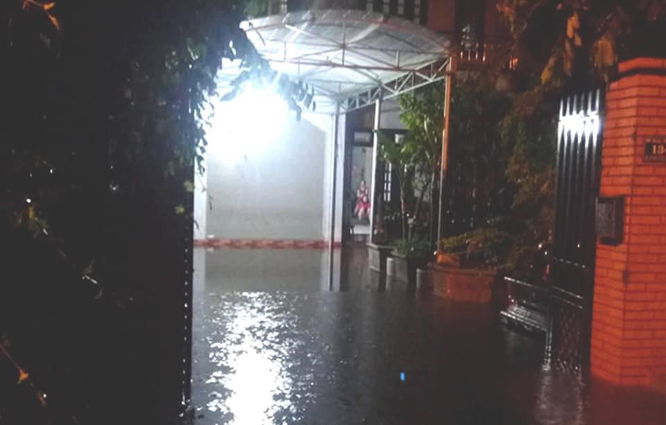 Sau mưa lớn, cả khu dân cư ở Đà Nẵng ngập trong nước 